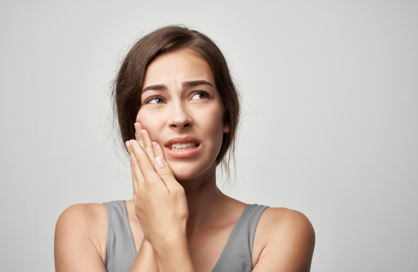 Broke tooth lady with toothache